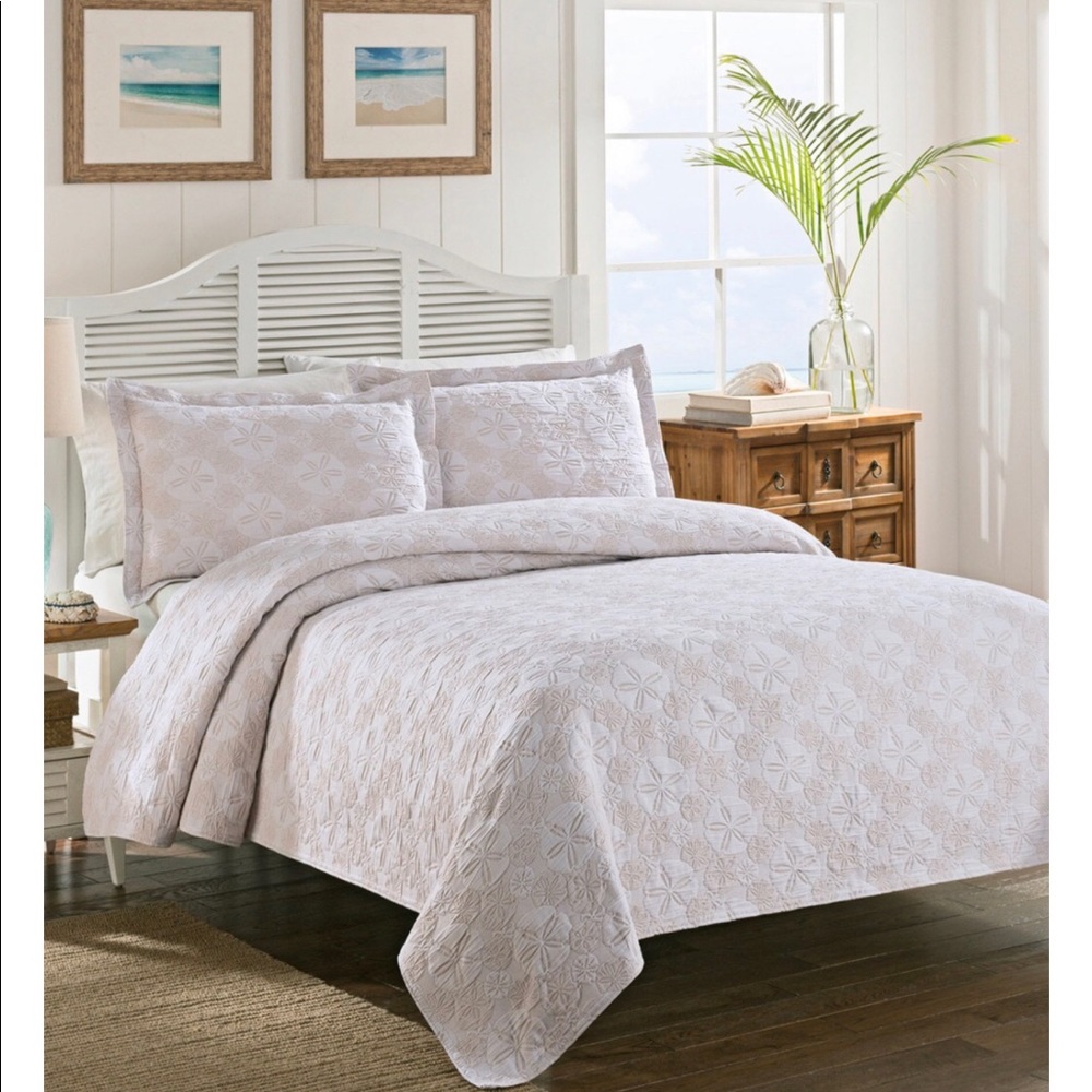 Cotton Matelassé Coverlet and 2 Shams